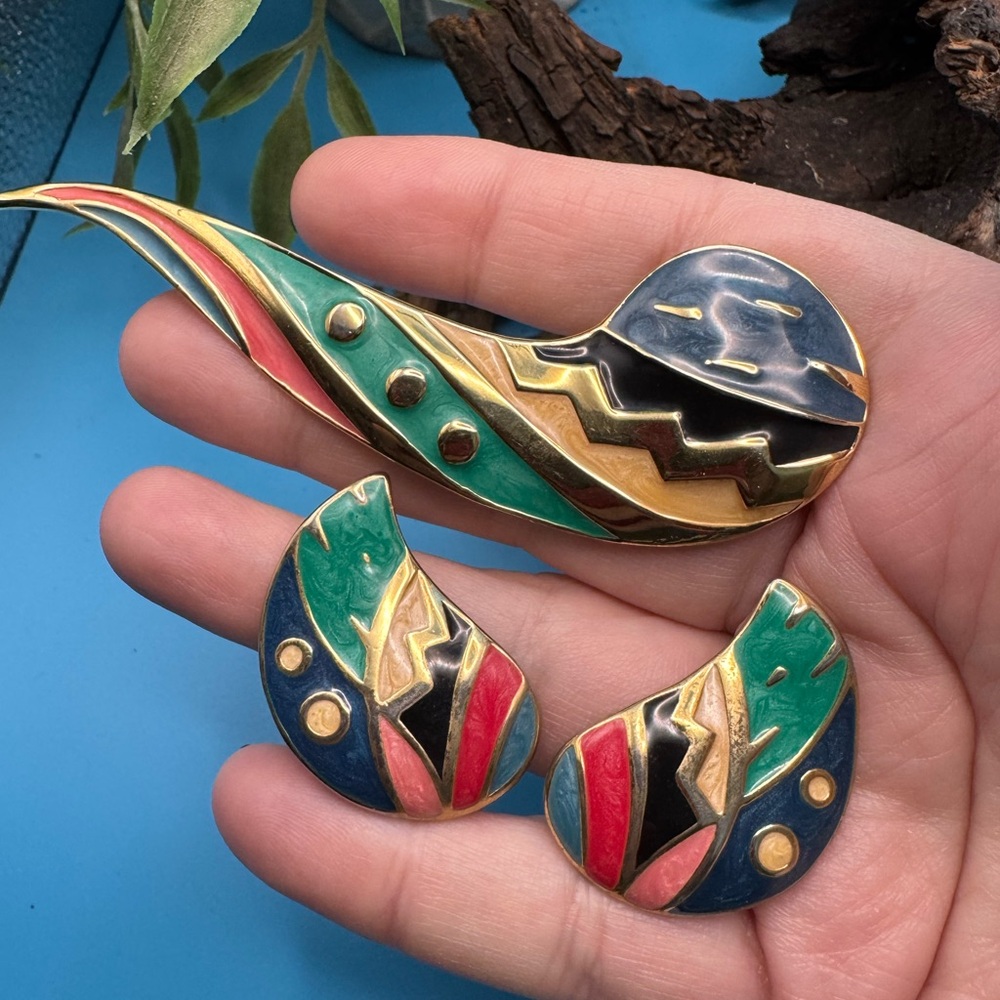 Fernando Originals vintage 1980’s brooch & clip earrings, EUC. Gold tone/enamel.